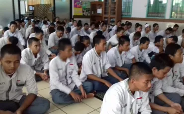 Photo Sholat Jumat di SMK Negeri 52 13 whatsapp_image_2018_10_12_at_11_48_31