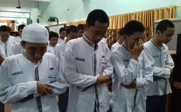 Photo Sholat Jumat di SMK Negeri 52 3 whatsapp_image_2018_10_12_at_12_19_51