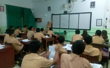 Photo Kegiatan Pendalaman Materi UN Kelas XII Tahun 2018 19 whatsapp_image_2018_10_17_at_16_02_45