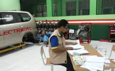 Foto Kegiatan Uji Sertifikasi LSP P1 Tek. Kend. Ringan Th. 2019 15 whatsapp_image_2019_04_08_at_21_10_34