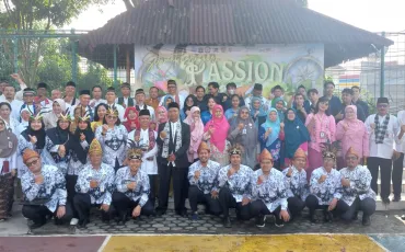 Foto Kegiatan Peringatan Hari Guru Nasional 4 ~blog/2024/11/25/whatsapp_image_2024_11_25_at_07_47_34