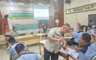 Foto Kegiatan Pelaksanaan USK TKR (pengisian Form APL 01 kons. Keah. TKR)  2 ~blog/2025/2/19/whatsapp_image_2025_02_19_at_14_08_57