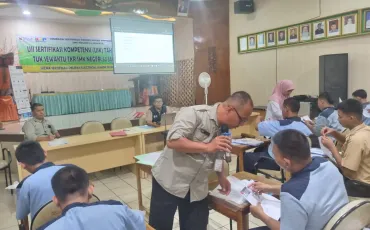 Foto Kegiatan Pelaksanaan USK TKR (pengisian Form APL 01 kons. Keah. TKR)  4 ~blog/2025/2/19/whatsapp_image_2025_02_19_at_14_09_00