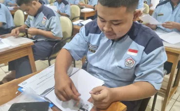 Foto Kegiatan Pelaksanaan USK TKR (pengisian Form APL 01 kons. Keah. TKR)  5 ~blog/2025/2/19/whatsapp_image_2025_02_19_at_14_09_01