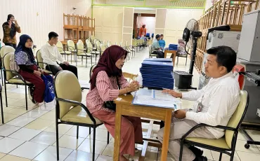 Foto Kegiatan Pembagian Raport Oleh Wali Kelas 11 ~dl/2025/12/19/whatsapp_image_2025_12_19_at_09_01_41