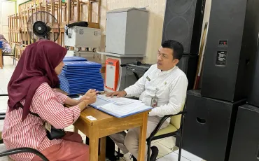 Foto Kegiatan Pembagian Raport Oleh Wali Kelas 2 ~dl/2025/12/19/whatsapp_image_2025_12_19_at_09_01_41_2