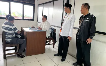 Foto Kegiatan Pembagian Raport Oleh Wali Kelas 3 ~dl/2025/12/19/whatsapp_image_2025_12_19_at_09_01_41_3