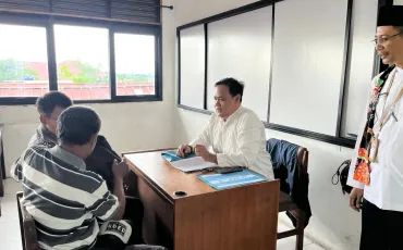 Foto Kegiatan Pembagian Raport Oleh Wali Kelas 4 ~dl/2025/12/19/whatsapp_image_2025_12_19_at_09_01_41_4