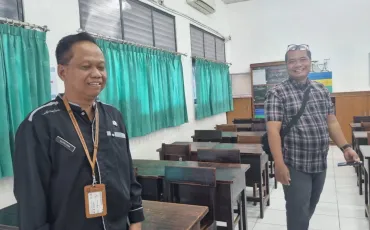 Foto Kegiatan Pembagian Raport Oleh Wali Kelas 5 ~dl/2025/12/19/whatsapp_image_2025_12_19_at_09_01_41_5