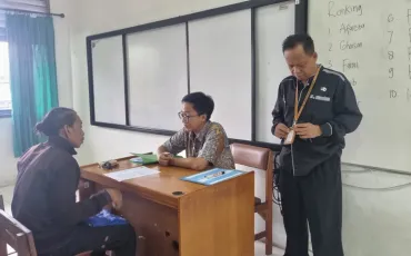 Foto Kegiatan Pembagian Raport Oleh Wali Kelas 6 ~dl/2025/12/19/whatsapp_image_2025_12_19_at_09_01_41_6