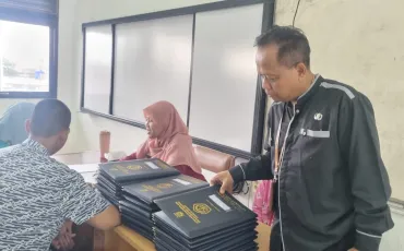 Foto Kegiatan Pembagian Raport Oleh Wali Kelas 8 ~dl/2025/12/19/whatsapp_image_2025_12_19_at_09_01_41_8