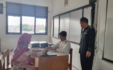 Foto Kegiatan Pembagian Raport Oleh Wali Kelas 9 ~dl/2025/12/19/whatsapp_image_2025_12_19_at_09_01_41_9