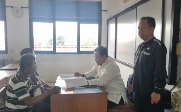 Foto Kegiatan Pembagian Raport Oleh Wali Kelas 15 ~dl/2025/12/19/whatsapp_image_2025_12_19_at_09_01_42