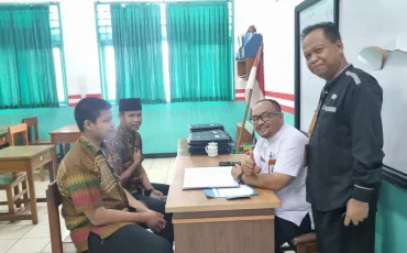 Foto Kegiatan Pembagian Raport Oleh Wali Kelas 12 ~dl/2025/12/19/whatsapp_image_2025_12_19_at_09_01_42_1