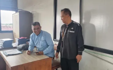 Foto Kegiatan Pembagian Raport Oleh Wali Kelas 13 ~dl/2025/12/19/whatsapp_image_2025_12_19_at_09_01_42_2