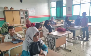 Foto Kegiatan Pembagian Raport Oleh Wali Kelas 18 ~dl/2025/12/19/whatsapp_image_2025_12_19_at_09_01_43