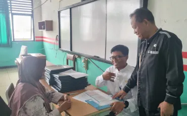 Foto Kegiatan Pembagian Raport Oleh Wali Kelas 16 ~dl/2025/12/19/whatsapp_image_2025_12_19_at_09_01_43_1