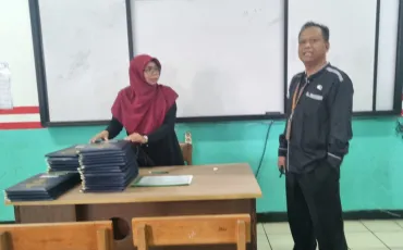 Foto Kegiatan Pembagian Raport Oleh Wali Kelas 17 ~dl/2025/12/19/whatsapp_image_2025_12_19_at_09_01_43_2