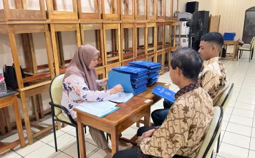 Foto Kegiatan Pembagian Raport Oleh Wali Kelas 19 ~dl/2025/12/19/whatsapp_image_2025_12_19_at_09_01_44_1