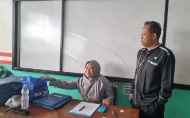 Foto Kegiatan Pembagian Raport Oleh Wali Kelas 20 ~dl/2025/12/19/whatsapp_image_2025_12_19_at_09_01_44_2
