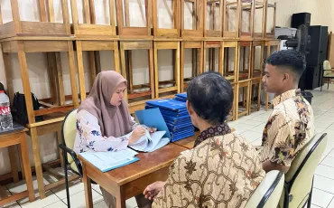 Foto Kegiatan Pembagian Raport Oleh Wali Kelas 21 ~dl/2025/12/19/whatsapp_image_2025_12_19_at_09_01_44_3