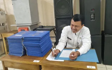 Foto Kegiatan Pembagian Raport Oleh Wali Kelas 22 ~dl/2025/12/19/whatsapp_image_2025_12_19_at_09_01_44_4