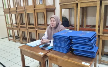 Foto Kegiatan Pembagian Raport Oleh Wali Kelas 23 ~dl/2025/12/19/whatsapp_image_2025_12_19_at_09_01_44_5