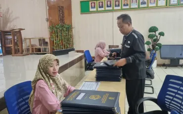 Foto Kegiatan Pembagian Raport Oleh Wali Kelas 27 ~dl/2025/12/19/whatsapp_image_2025_12_19_at_09_01_45_1