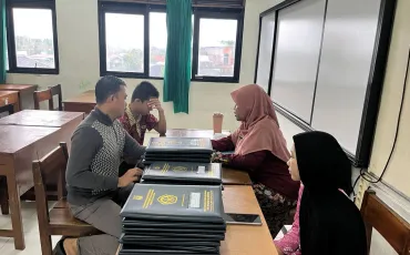 Foto Kegiatan Pembagian Raport Oleh Wali Kelas 30 ~dl/2025/12/19/whatsapp_image_2025_12_19_at_09_01_45_4